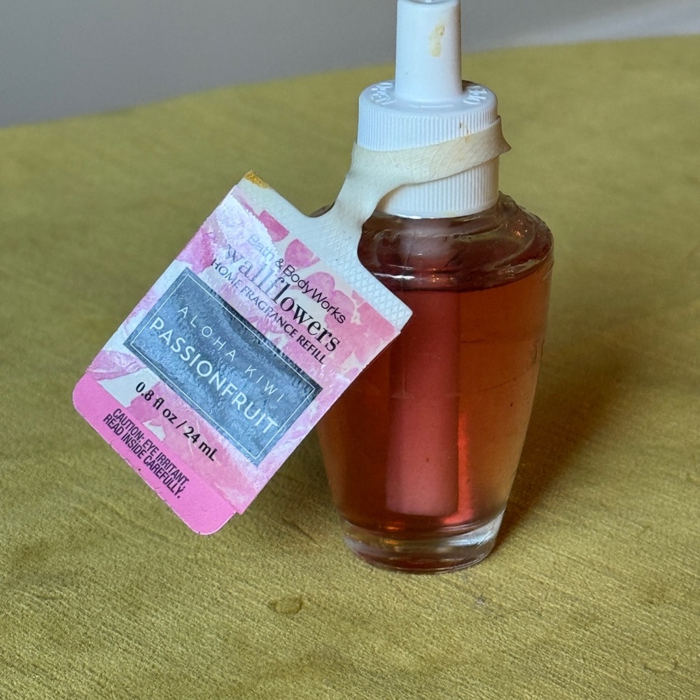 BOGO 2 Bath & Body Works Wallflowers Refill aloha kiwi Passionfruit original 2